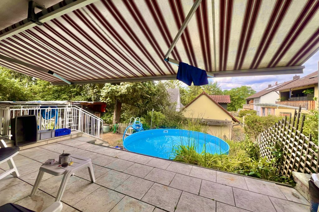 Blick von der Terrasse auf den Garten 