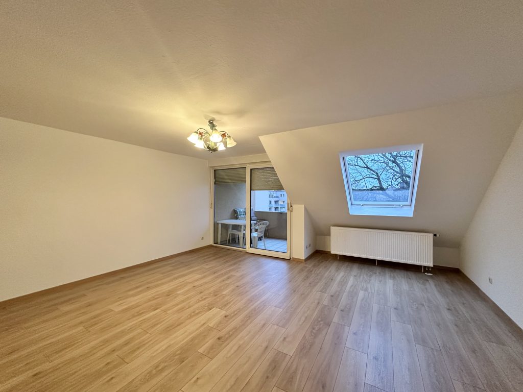 Wohnzimmer (Aufteilung in zwei Zimmer möglich)