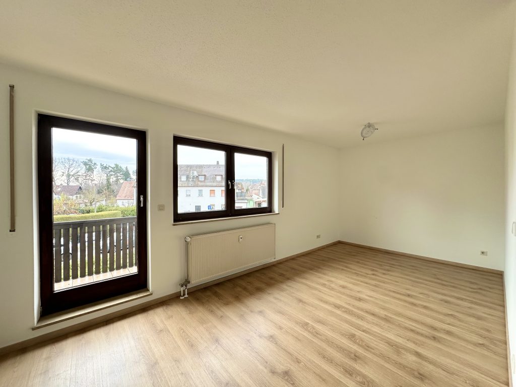 Helles Wohnzimmer mit großen Balkon